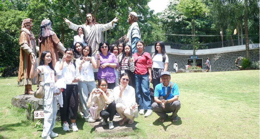 Siswa Kristen Katolik SMK Negeri 3 Magelang Rayakan Natal Bersama di Gua Maria Kerep Ambarawa