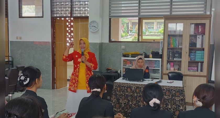 Tingkatkan Keterampilan Murid, SMK Negeri 3 Magelang pada kegiatan Pembelajaran Bersama Guru Tamu Owner Ria Salon Borobudur