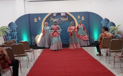 Siswa Busana SMKN 3 Magelang Ikuti Fashion Show di Pasar Takjil Magelang
