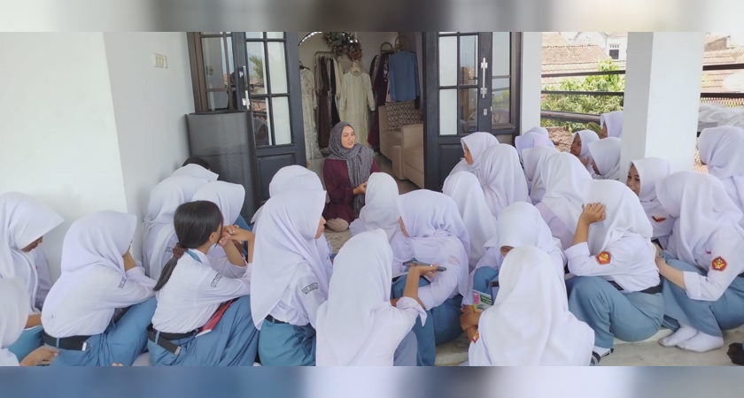 Serunya Outing Class Kelas X Busana di Butik Pradiste